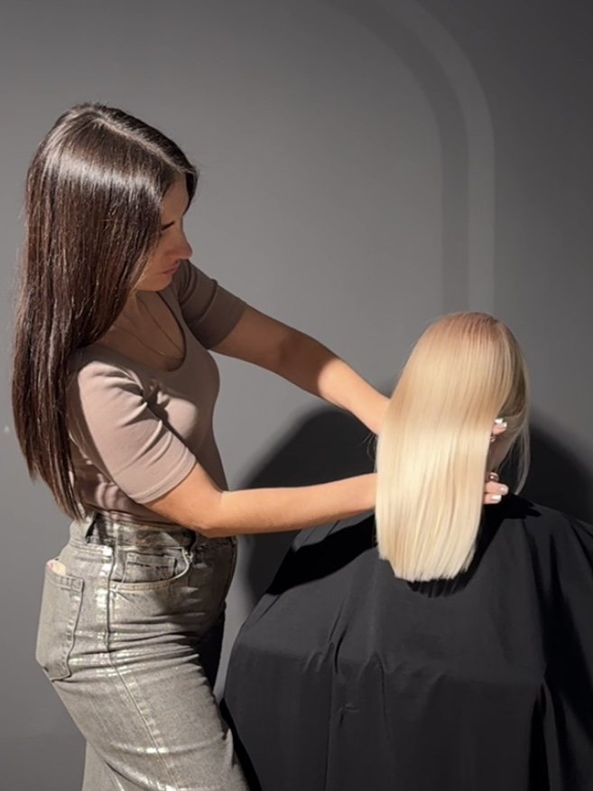 Travail en cours au studio sur cheveux blonds.
