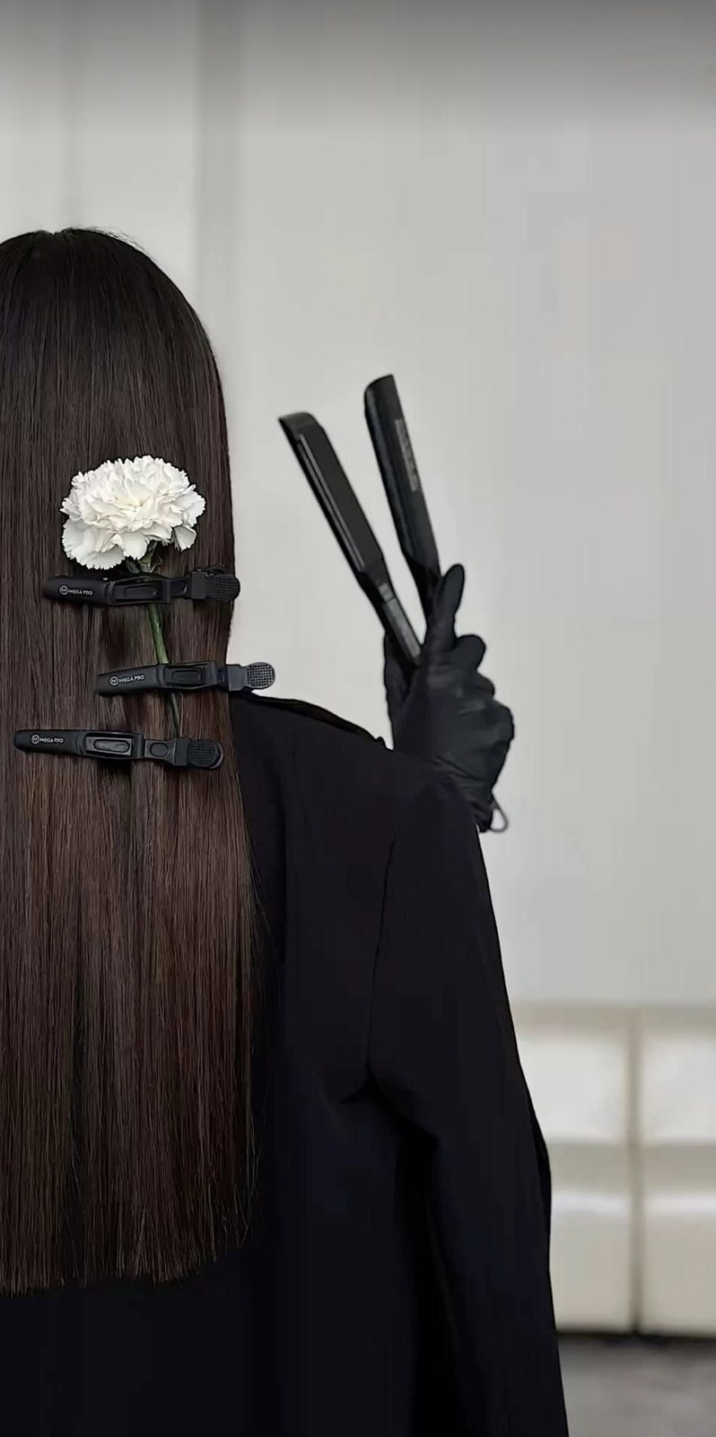 Séance de lissage, mèche par mèche.