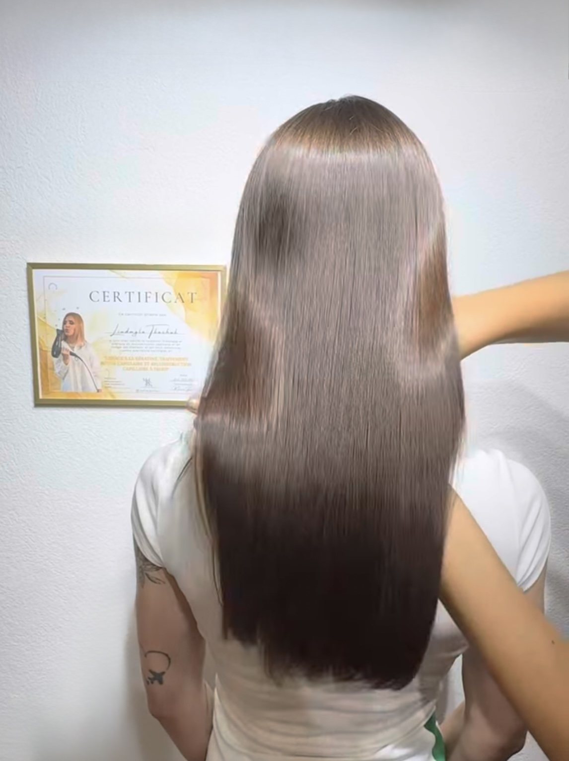 Longs cheveux lisses et brillants après lissage à la kératine.