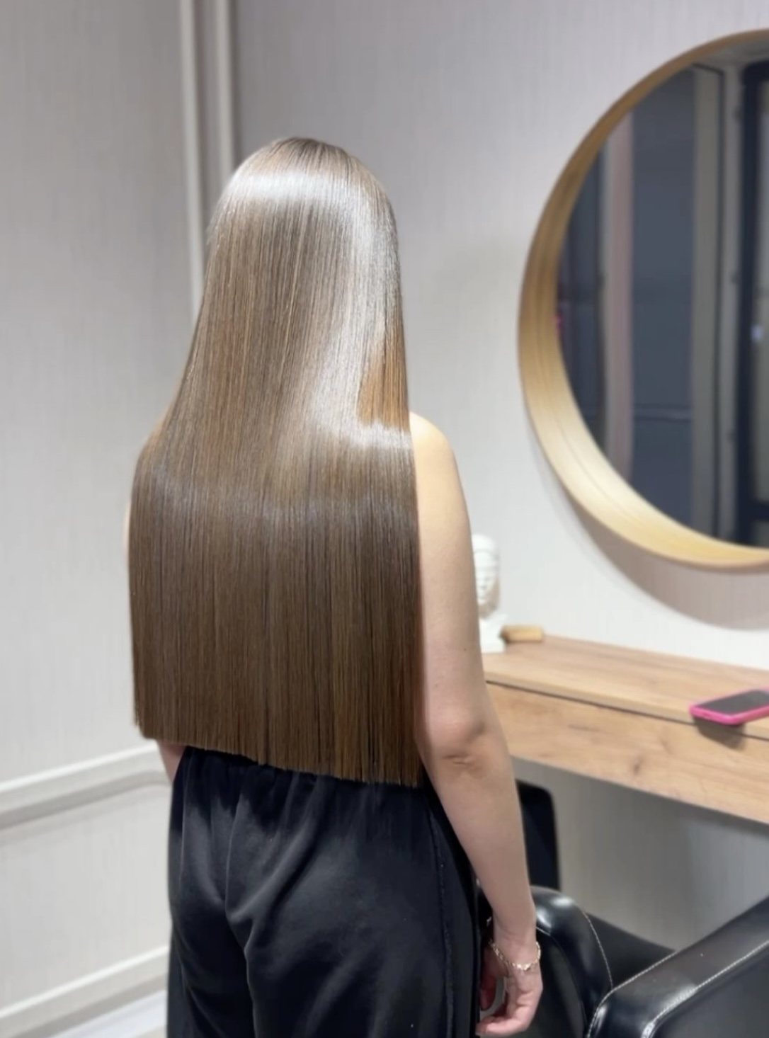 Cheveux blonds très longs, brillance intense.